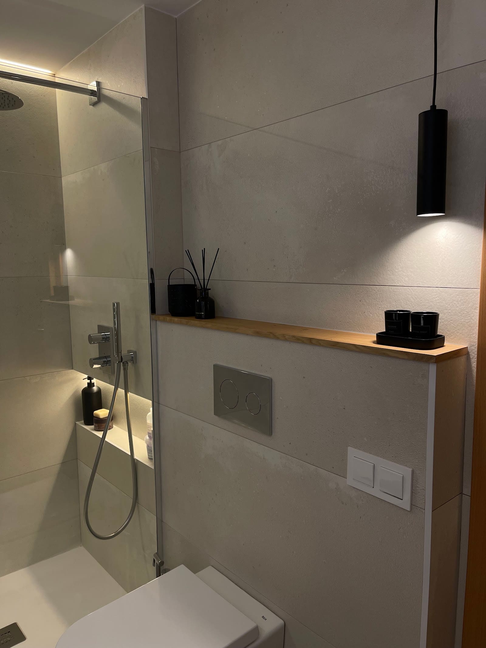 Baño en tonos cálidos con lámpara colgante
