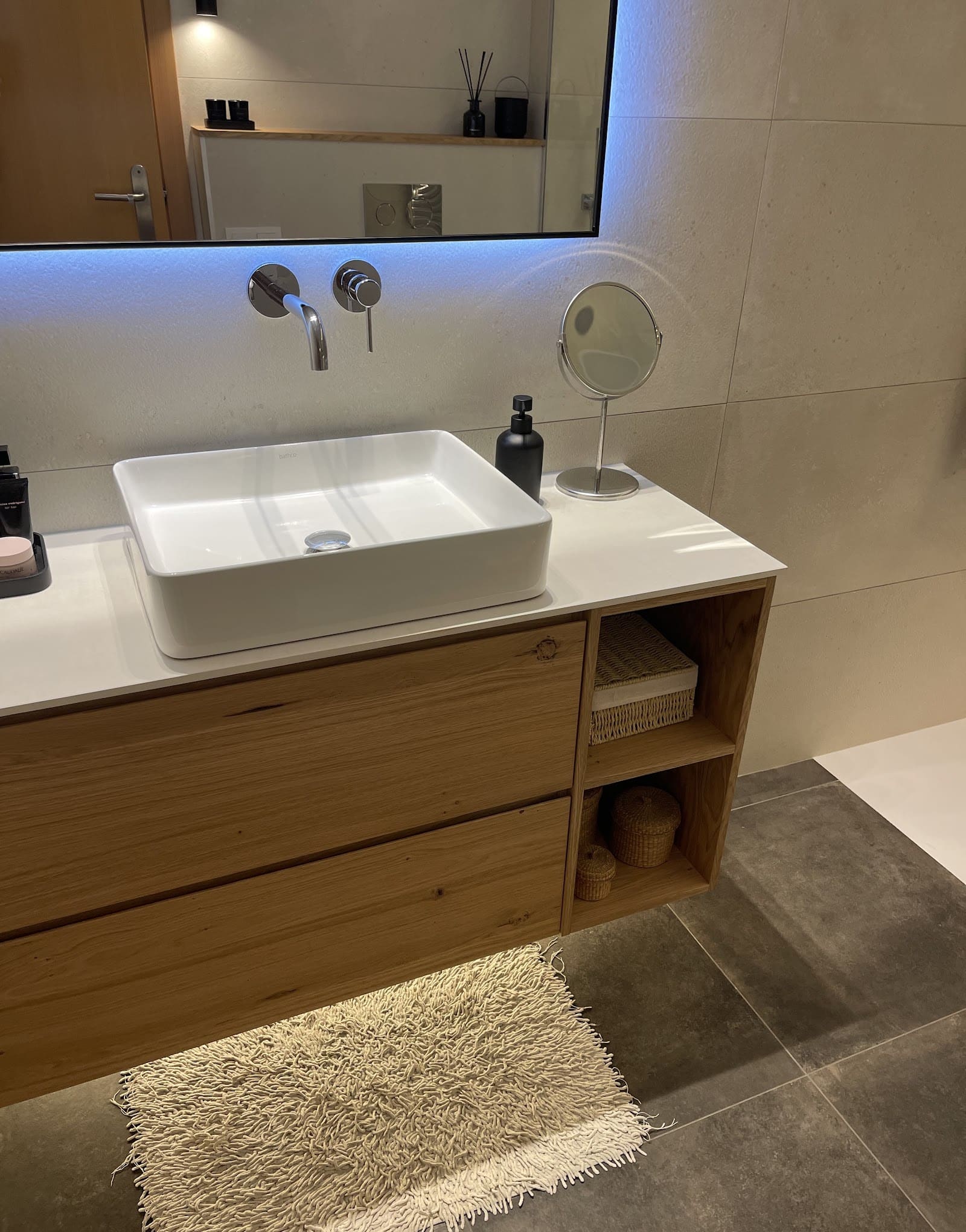 Baño reformado con mueble de roble e iluminación integrada
