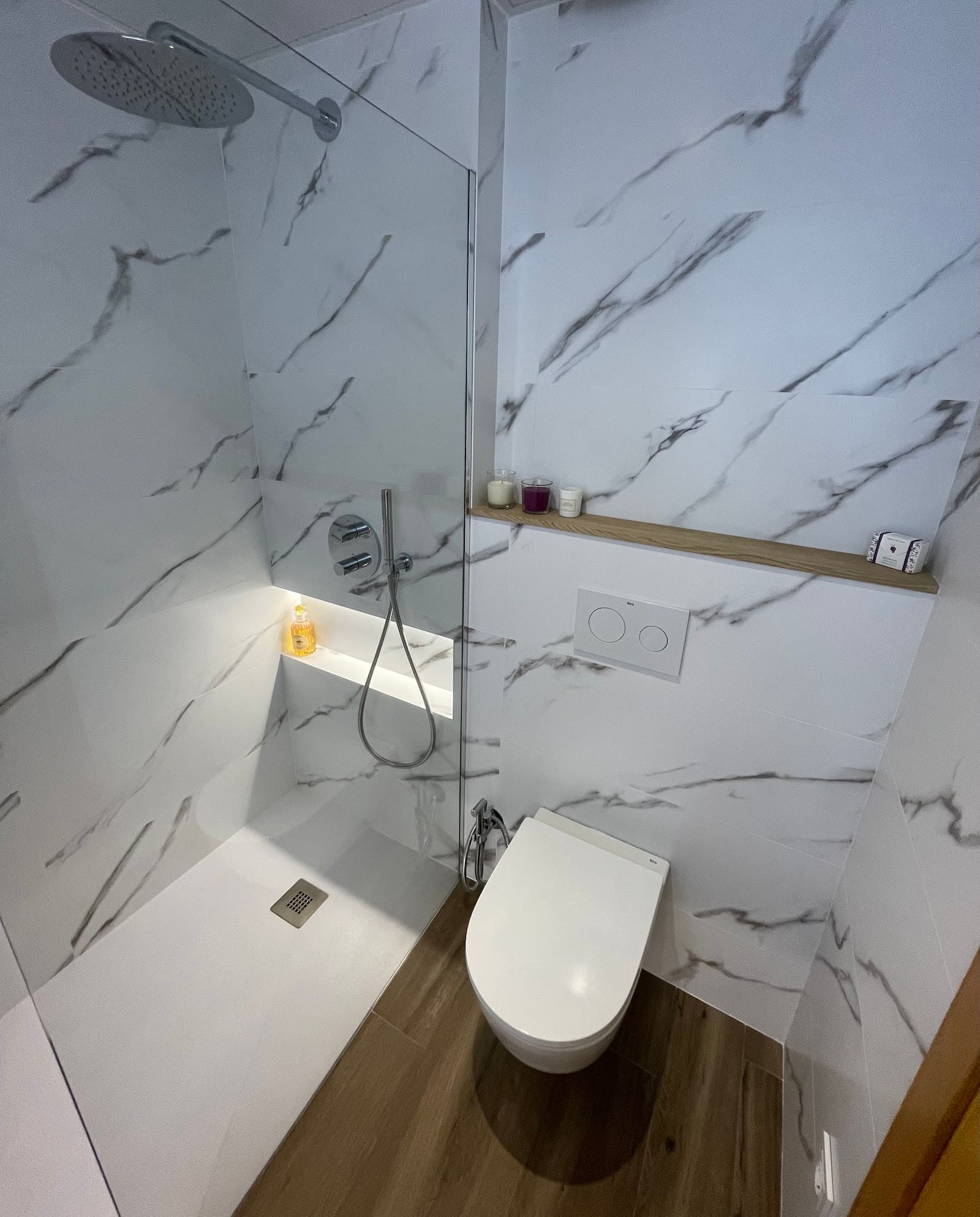 Baño revestido en mármol