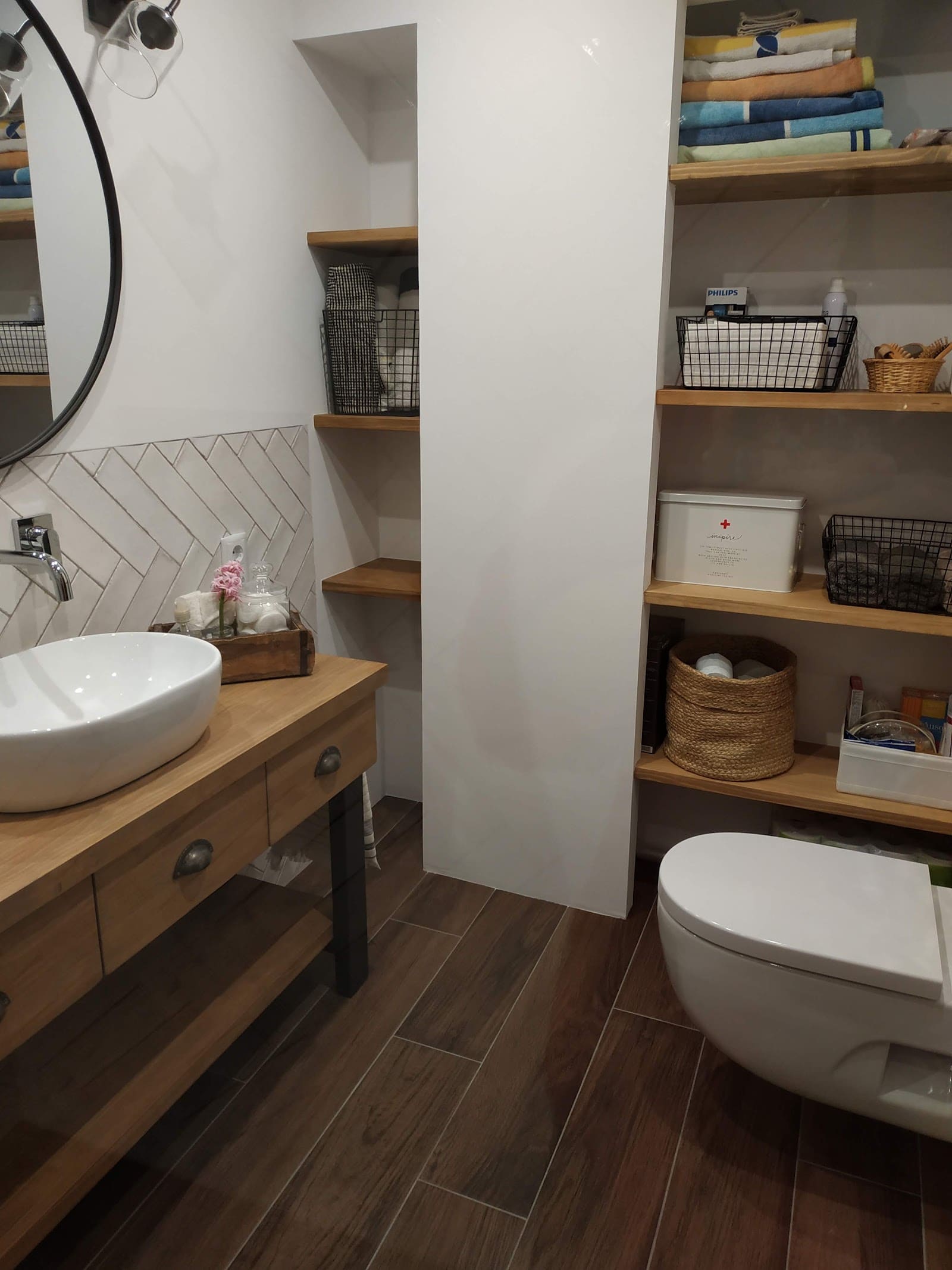 Baño con mueble de madera envejecida