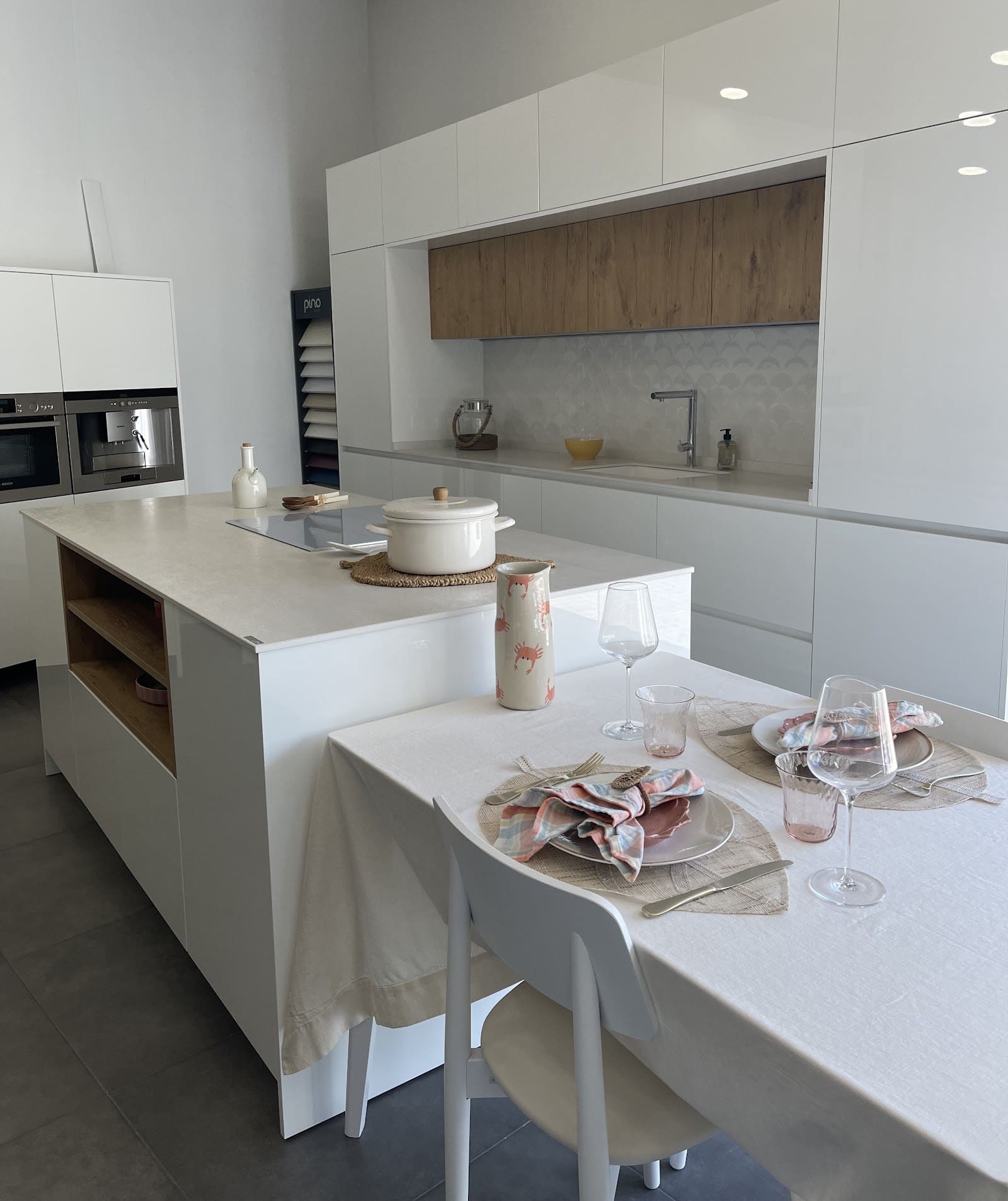 Cocina con isla en el showroom Nayre
