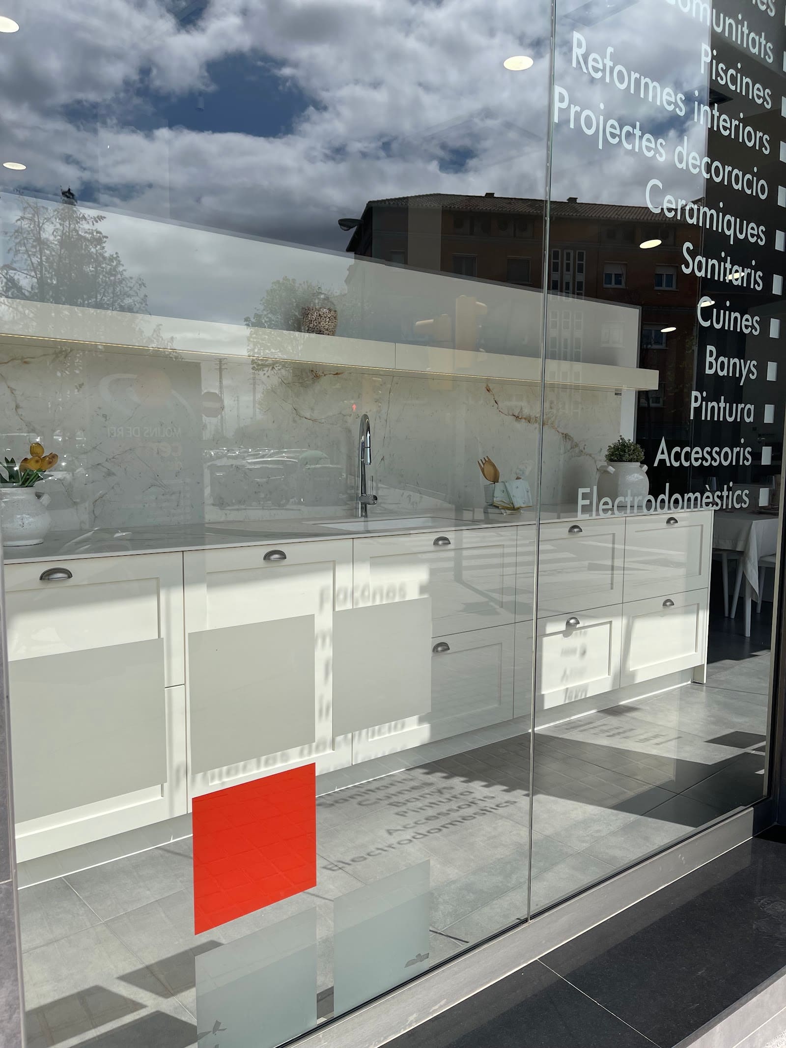 Escaparate del showroom Nayre con la lista de servicios