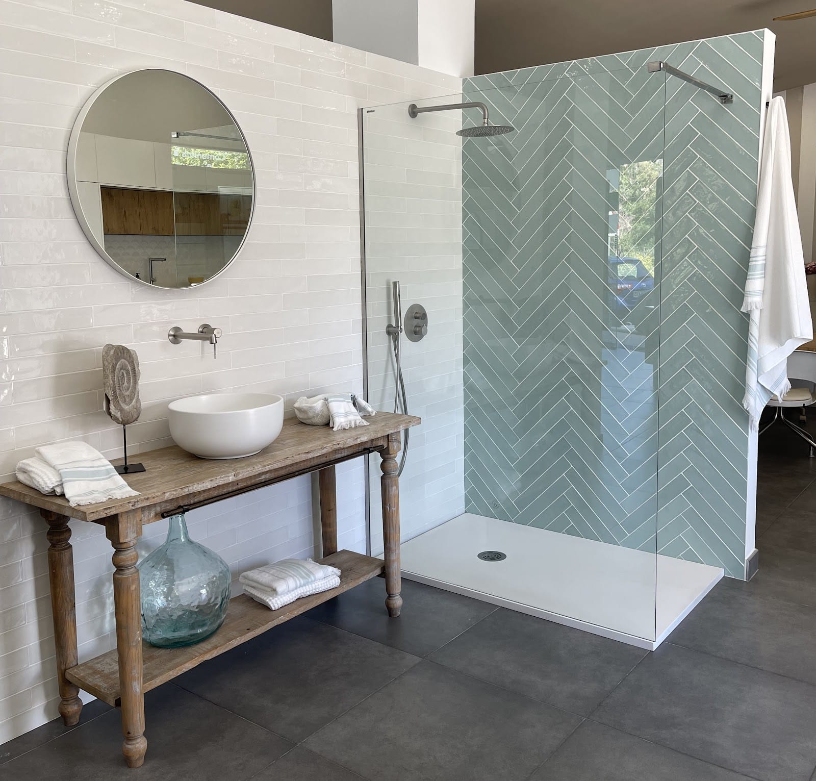 Reforma de baño con azulejo en espiga realizada por Nayre