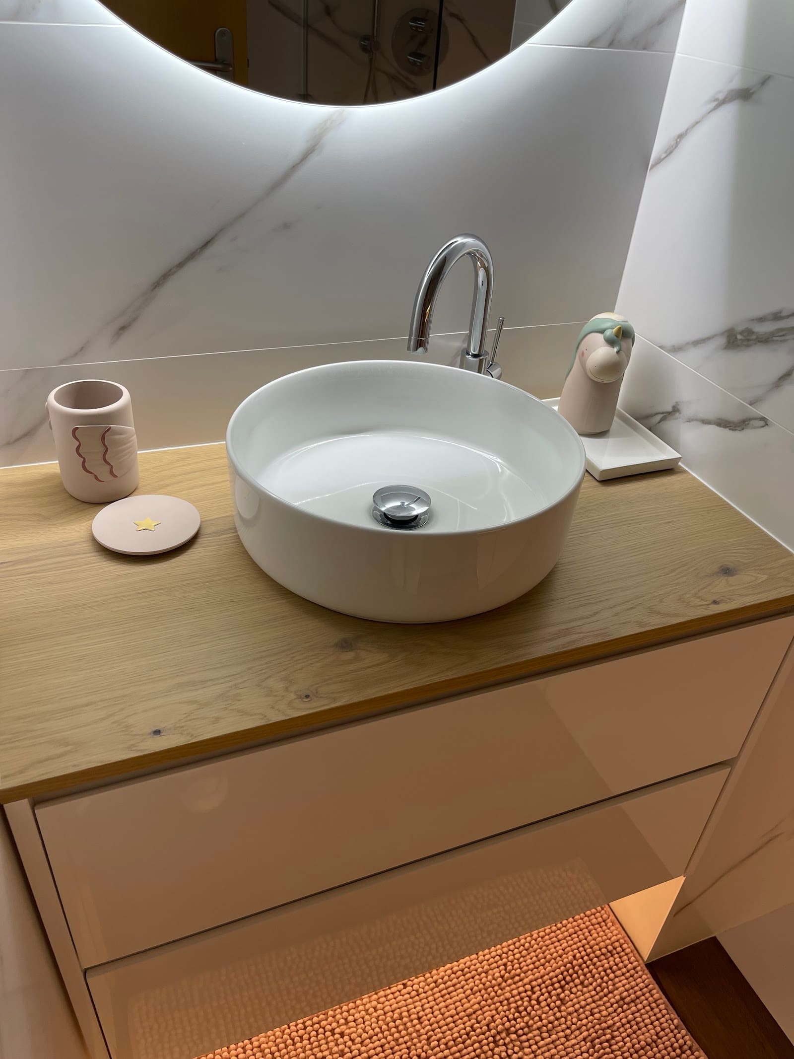 Lavabo sobre encimera de roble