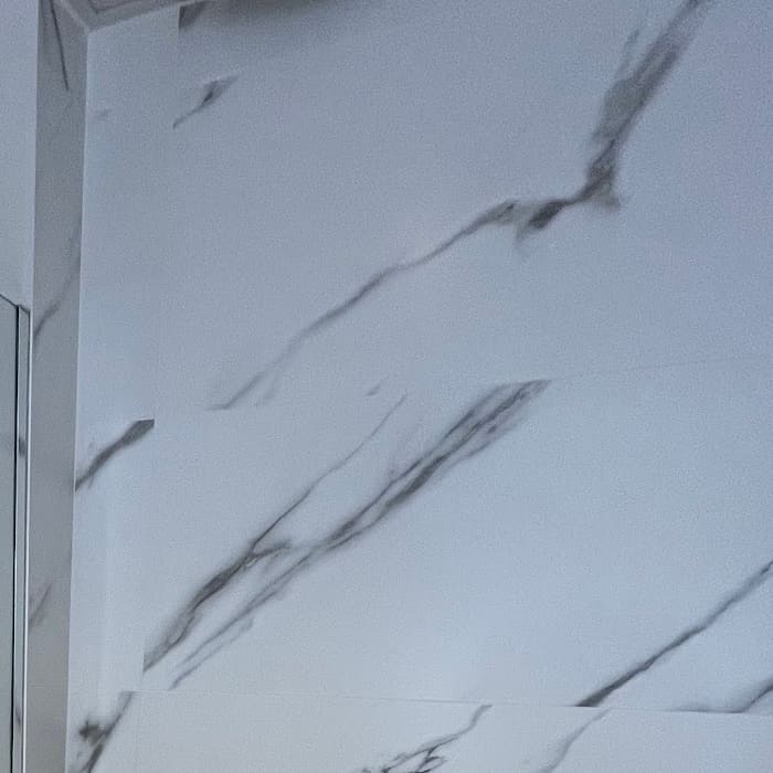 Mármol veteado blanco y gris